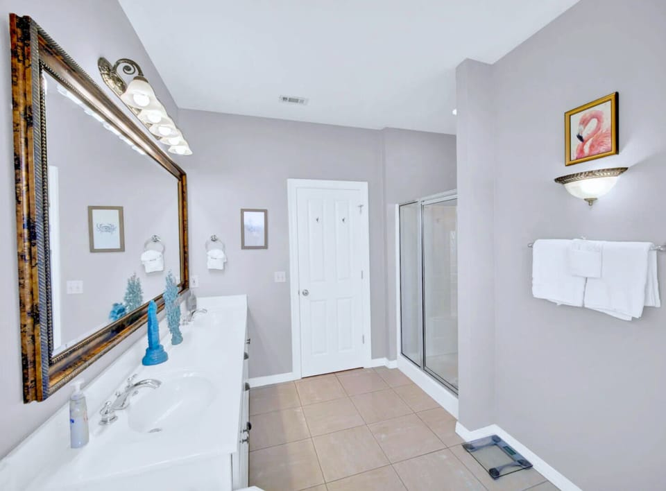 King Master Suite: En-suite bathroom