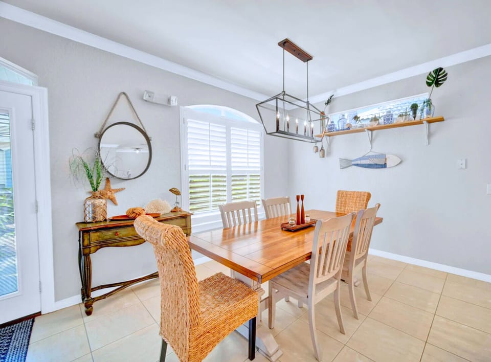 Dining Area: Seats 6, plus additional seating at the kitchen bar.