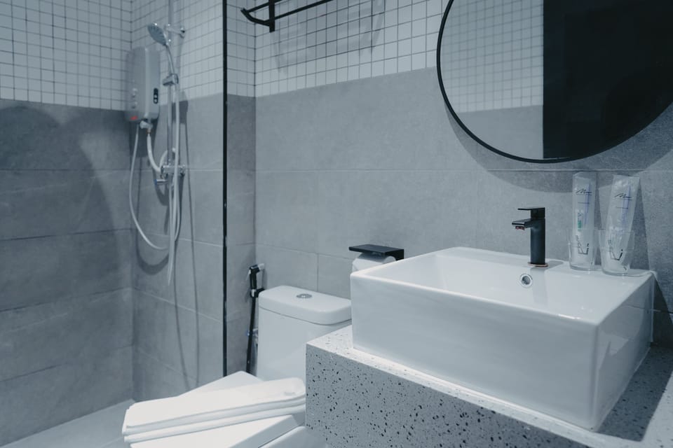 Deluxe Triple Room | Bathroom | Shower, rainfall showerhead, free toiletries, hair dryer