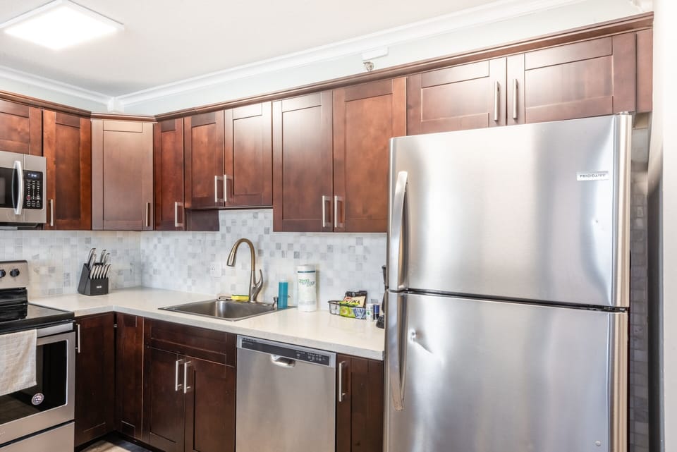 Condo, 1 Bedroom | Private kitchen | Fridge, microwave, oven, coffee/tea maker