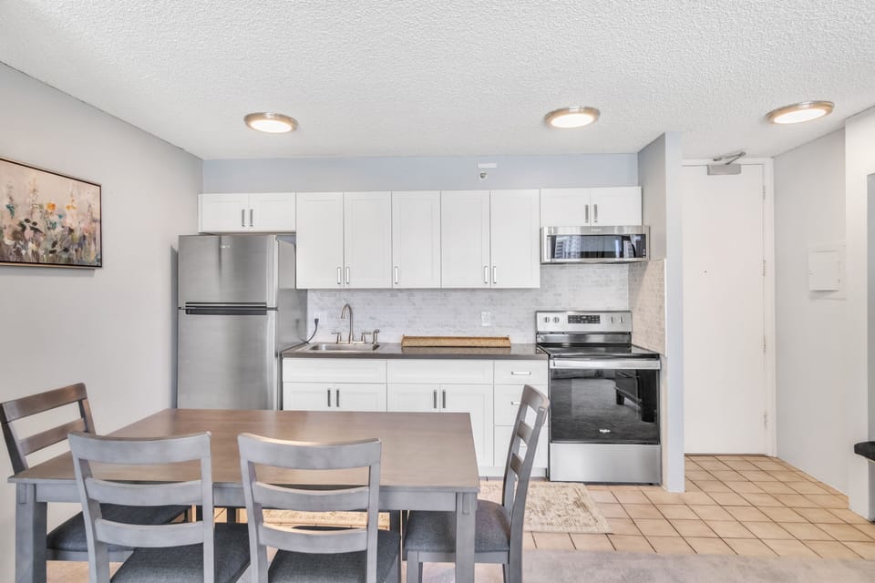 Condo, 1 Bedroom | Private kitchen | Fridge, oven, coffee/tea maker, toaster