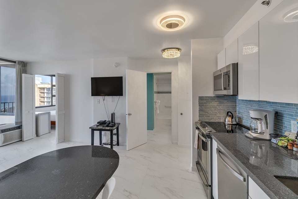 Condo, 1 Bedroom | Private kitchen | Fridge, oven, coffee/tea maker, toaster