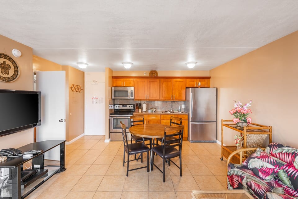 Condo, 1 Bedroom | Private kitchen | Fridge, oven, coffee/tea maker, toaster