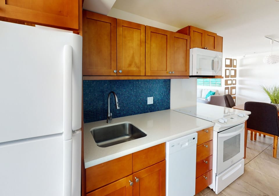 Condo, 1 Bedroom | Private kitchen | Fridge, microwave, oven, coffee/tea maker