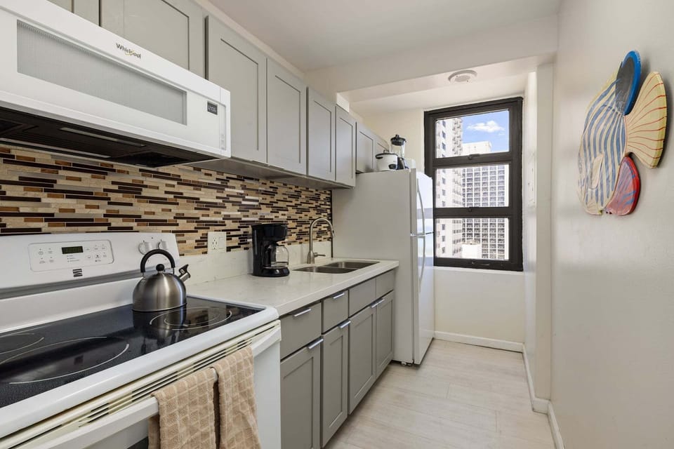 Condo, 1 Bedroom | Private kitchen | Fridge, microwave, oven, coffee/tea maker