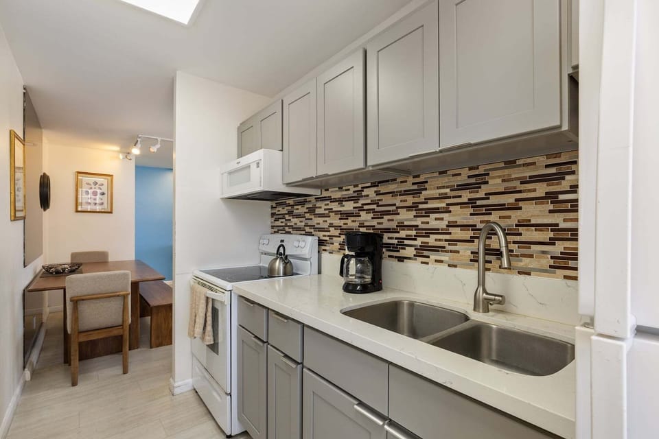 Condo, 1 Bedroom | Private kitchen | Fridge, microwave, oven, coffee/tea maker