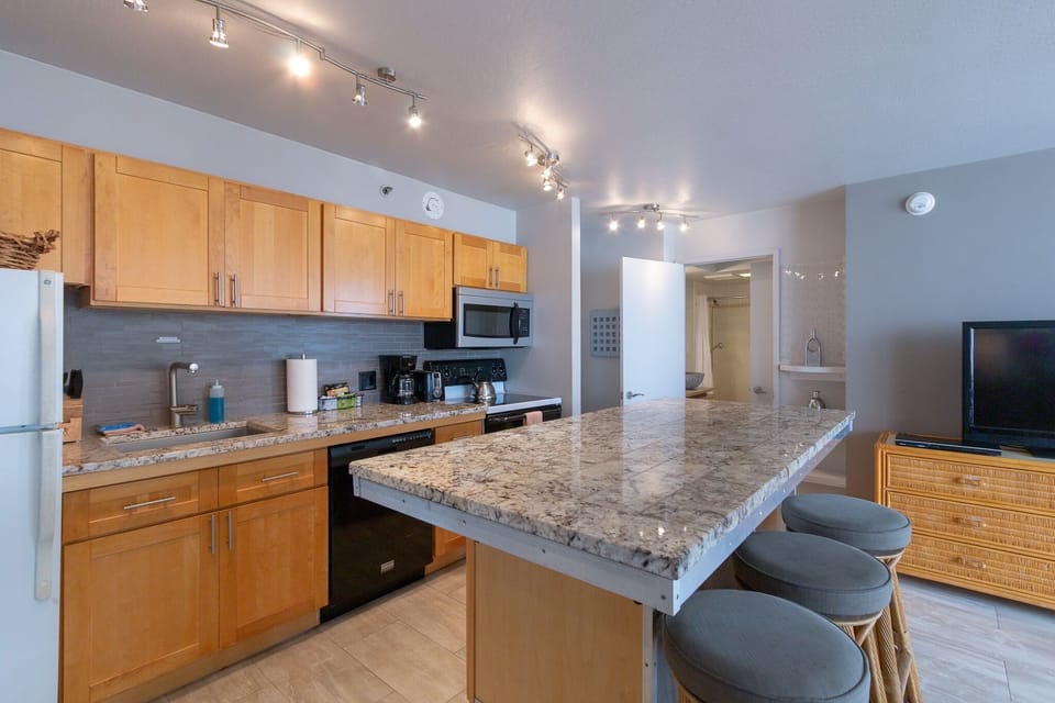 Condo, 1 Bedroom | Private kitchen | Fridge, oven, coffee/tea maker, toaster