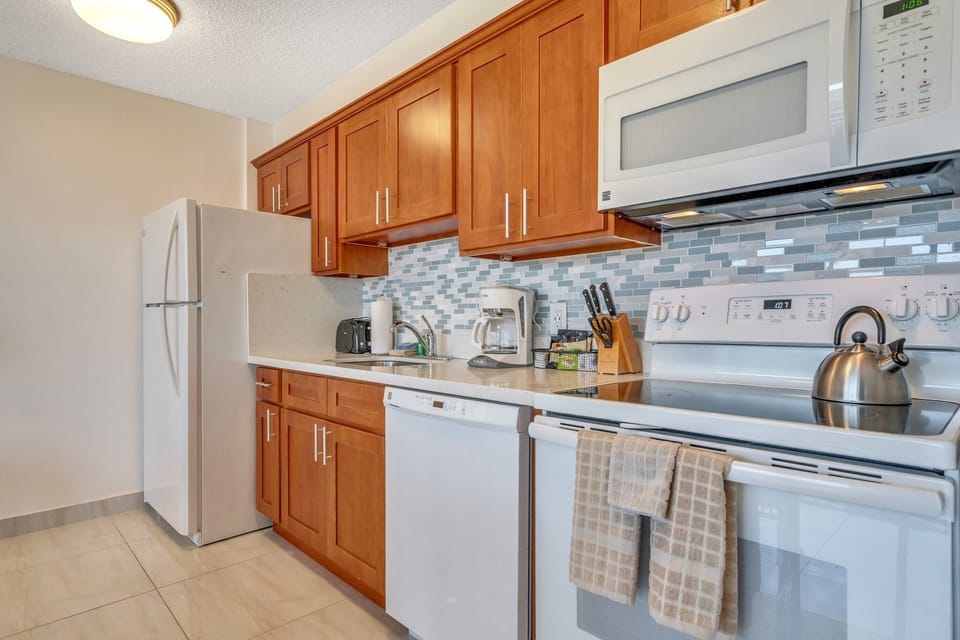 Condo, 1 Bedroom | Private kitchen | Fridge, oven, coffee/tea maker, toaster