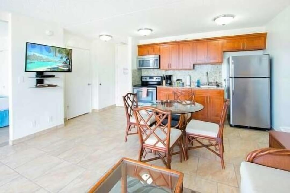 Condo, 1 Bedroom | Private kitchen | Fridge, microwave, oven, coffee/tea maker