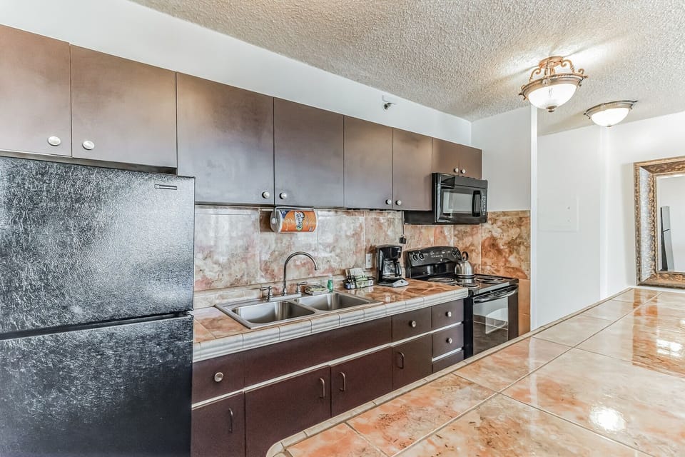 Condo, 1 Bedroom | Private kitchen | Fridge, oven, coffee/tea maker, toaster