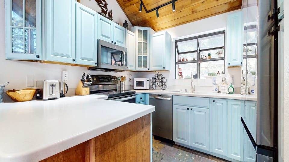 Condo, 3 Bedrooms | Private kitchen | Fridge, microwave, oven, dishwasher