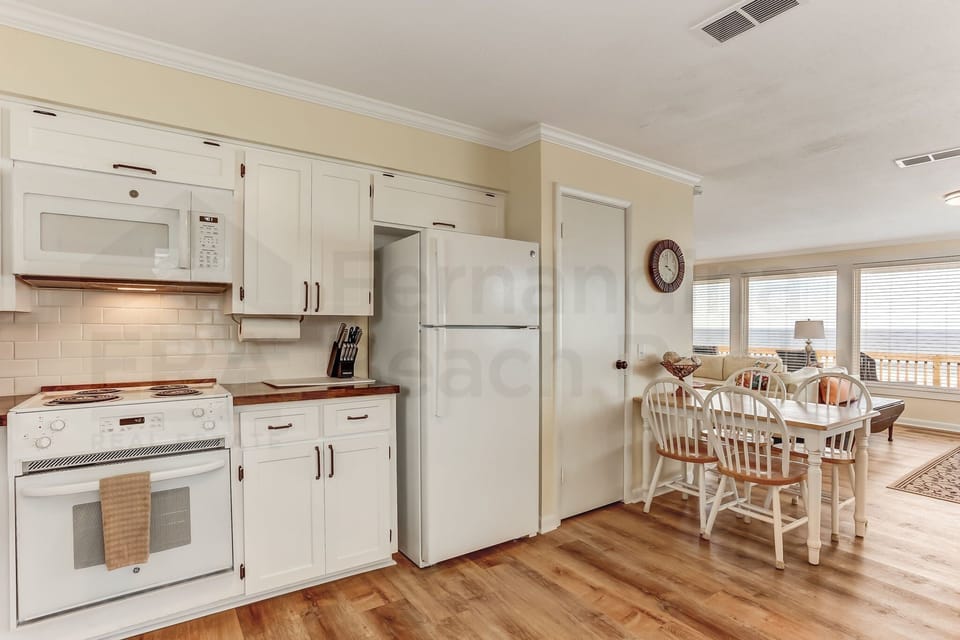 House, 3 Bedrooms | Private kitchen | Fridge, oven, coffee/tea maker