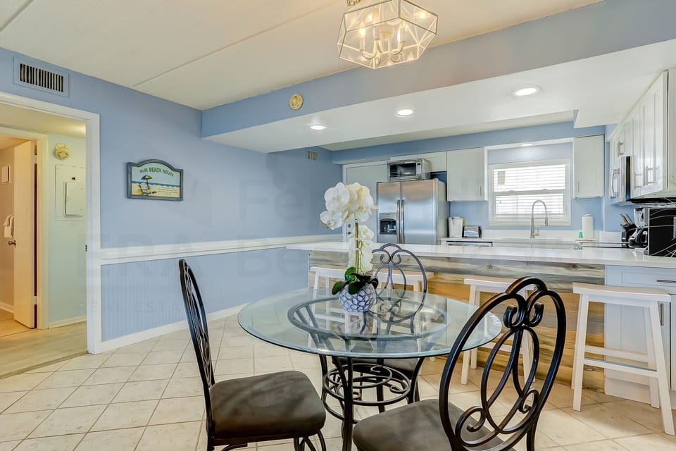 Condo, 2 Bedrooms | Dining