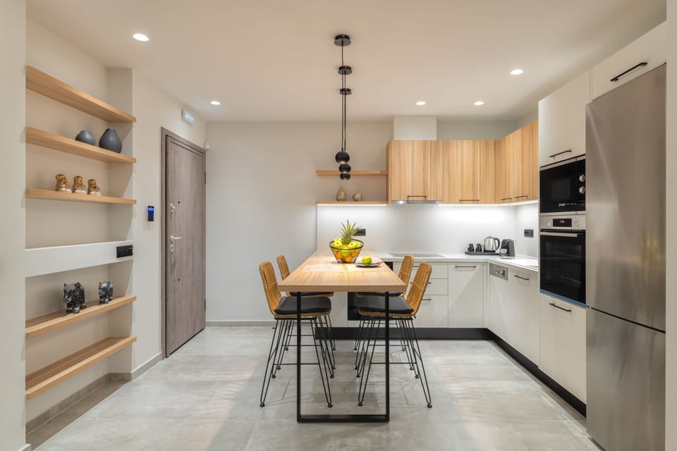 Wide open spaces, with a living room, dining area and fully equipped kitchen.