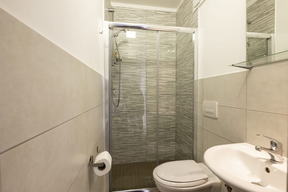 Standard Double or Twin Room | Bathroom | Shower, hair dryer, bidet, towels