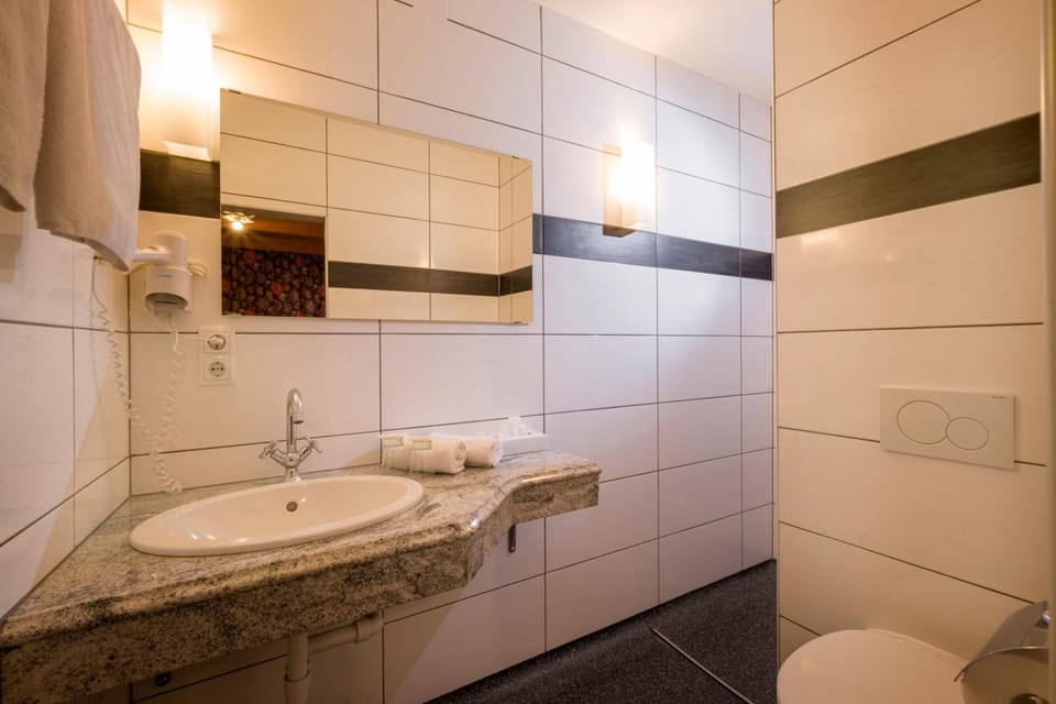Quadruple Room | Bathroom | Towels, toilet paper