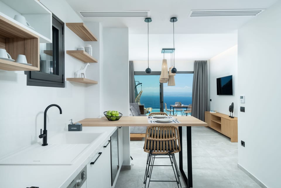 Fully equipped kitchen with dining area