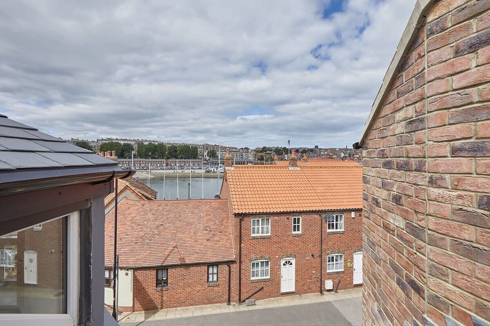 The Birds Nest, Whitby - Host & Stay