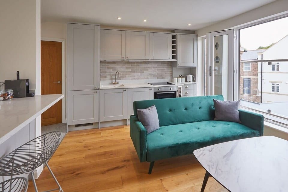The Birds Nest, Whitby - Host & Stay