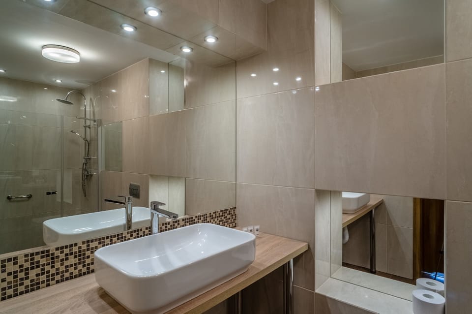 Standard Triple Room | Bathroom | Shower, free toiletries, hair dryer, towels