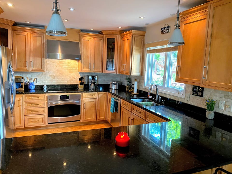 Fully stocked gourmet kitchen w/ nice GE Profile and LG appliances