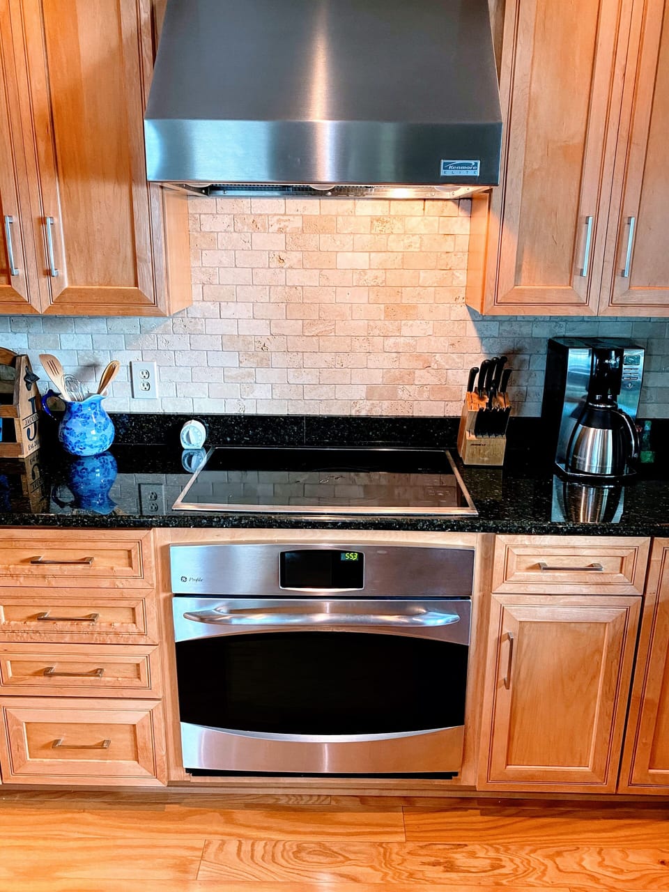 Fully stocked gourmet kitchen w/ nice GE Profile and LG appliances