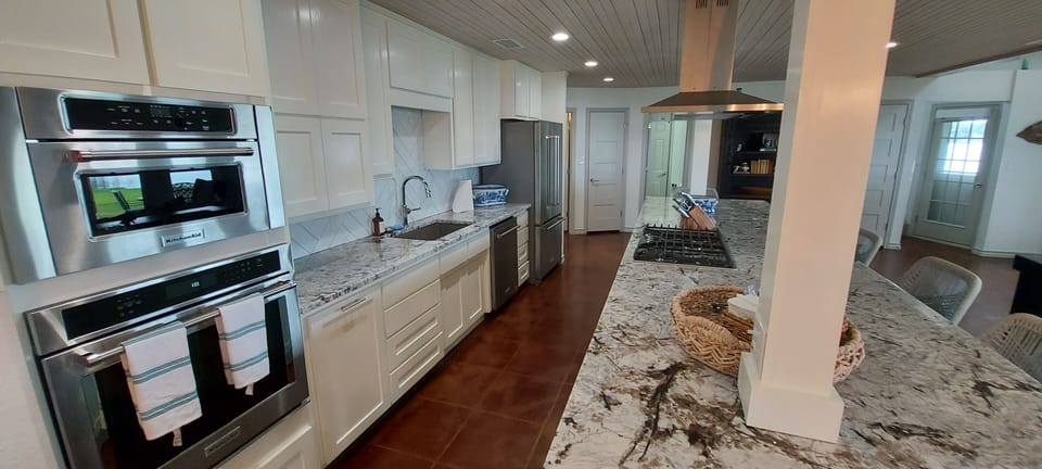 Brand new kitchen - double ovens, huge island