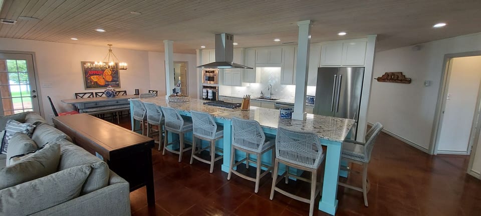 Huge island seats 8