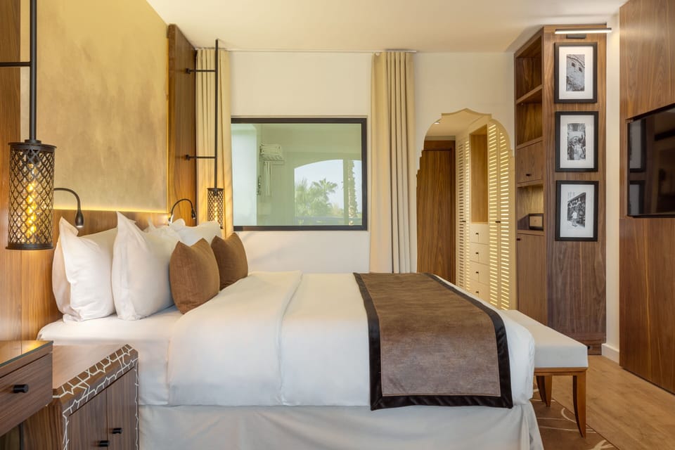Hypo-allergenic bedding, minibar, in-room safe, desk