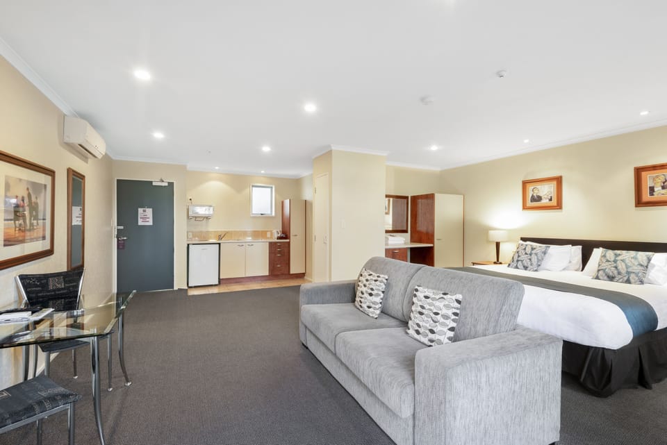 Self Contained Spa Bath Studio | Private kitchenette | Fridge, microwave, stovetop, coffee/tea maker