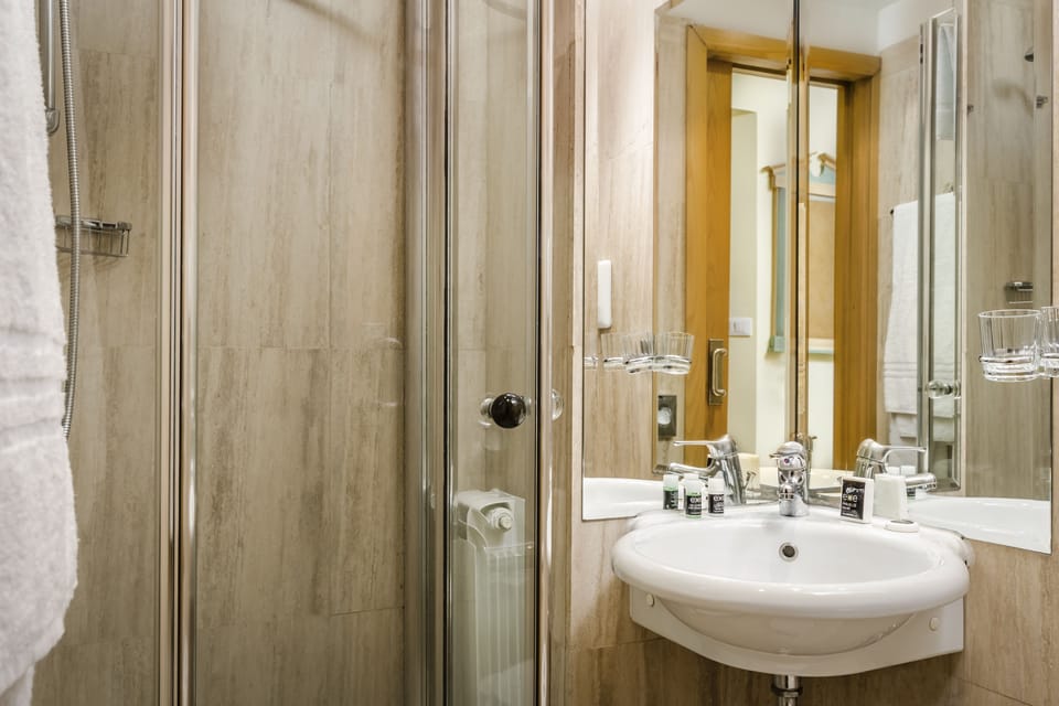Standard Single Room | Minibar, in-room safe, desk, blackout drapes