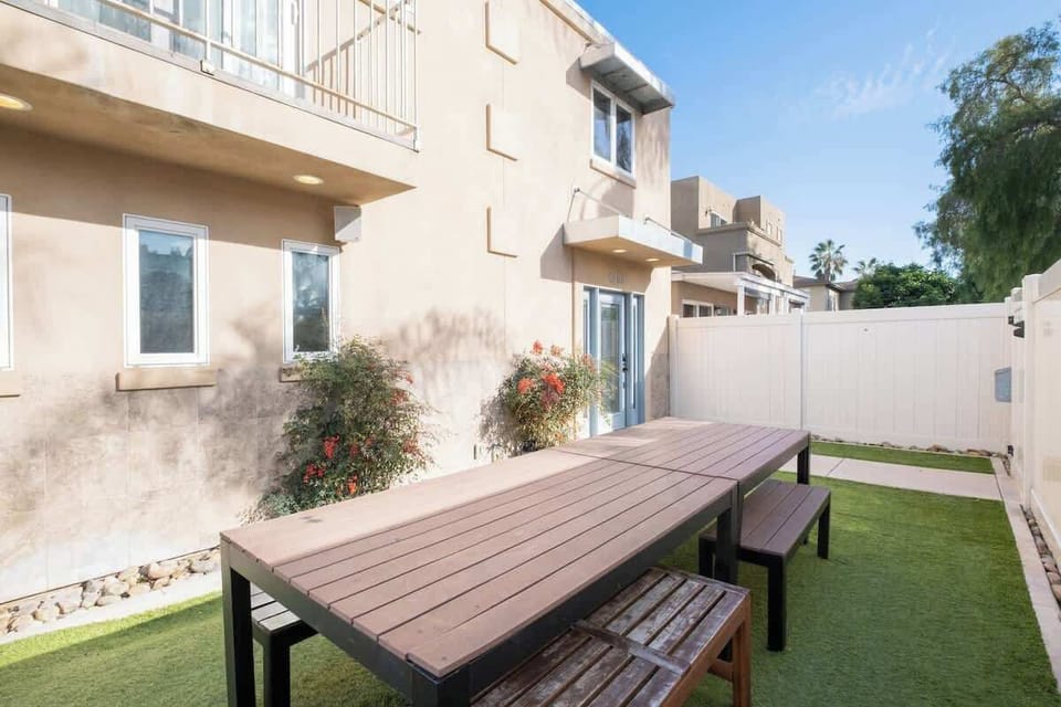 Spend your evenings surrounded by friends with outdoor dining in the yard