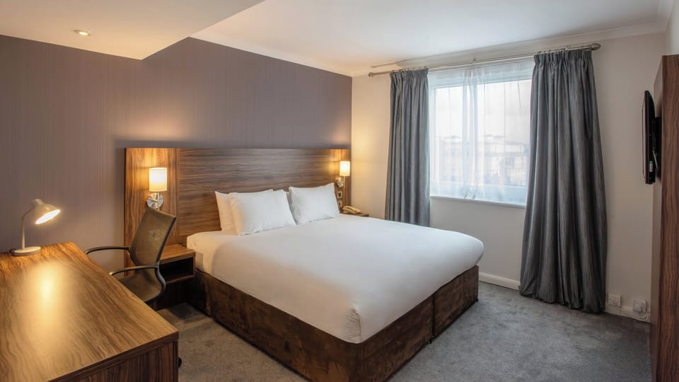 20 bedrooms, premium bedding, desk, laptop workspace