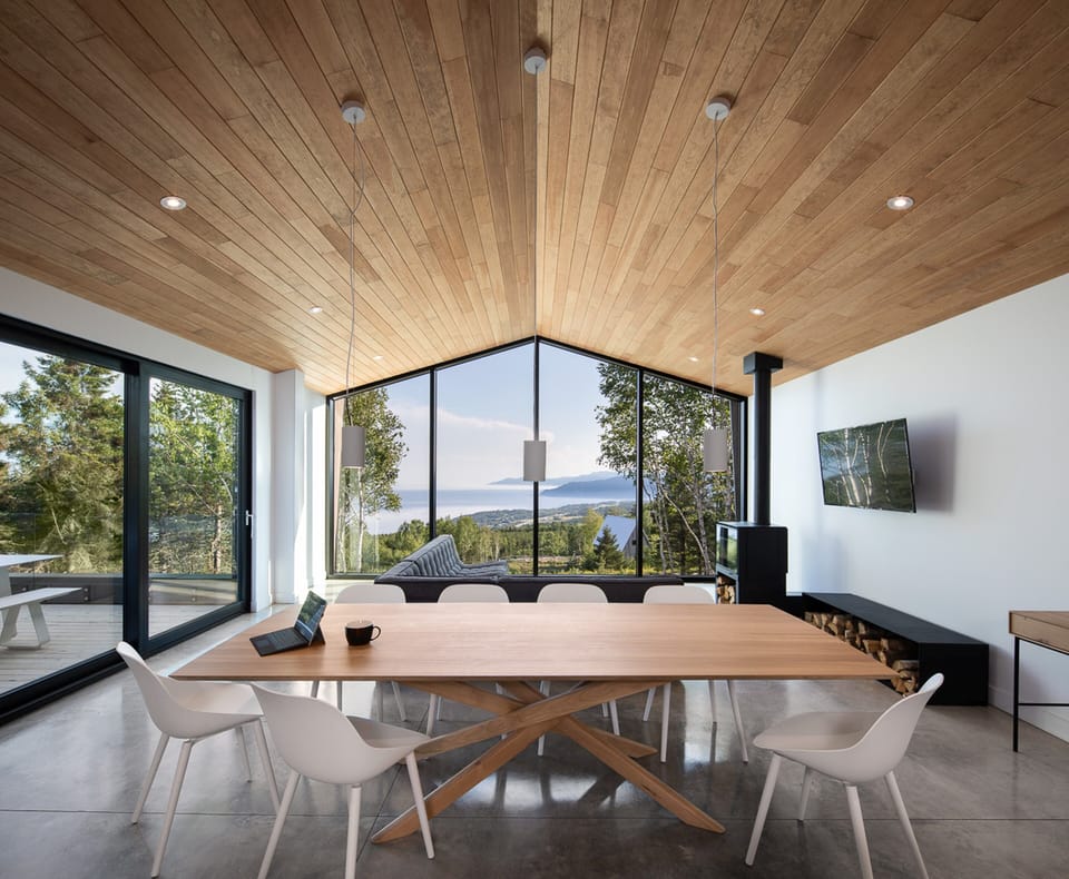 Dining room with a view onto the bay - CharlevoixChalets.com