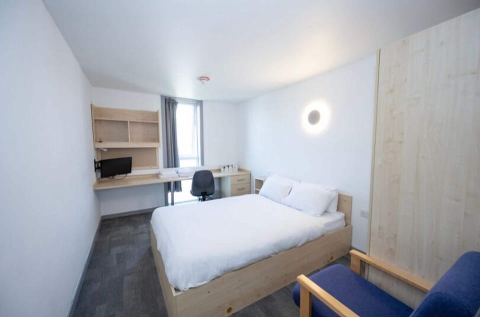Standard Double Room, Ensuite | Laptop workspace, iron/ironing board, free WiFi, bed sheets