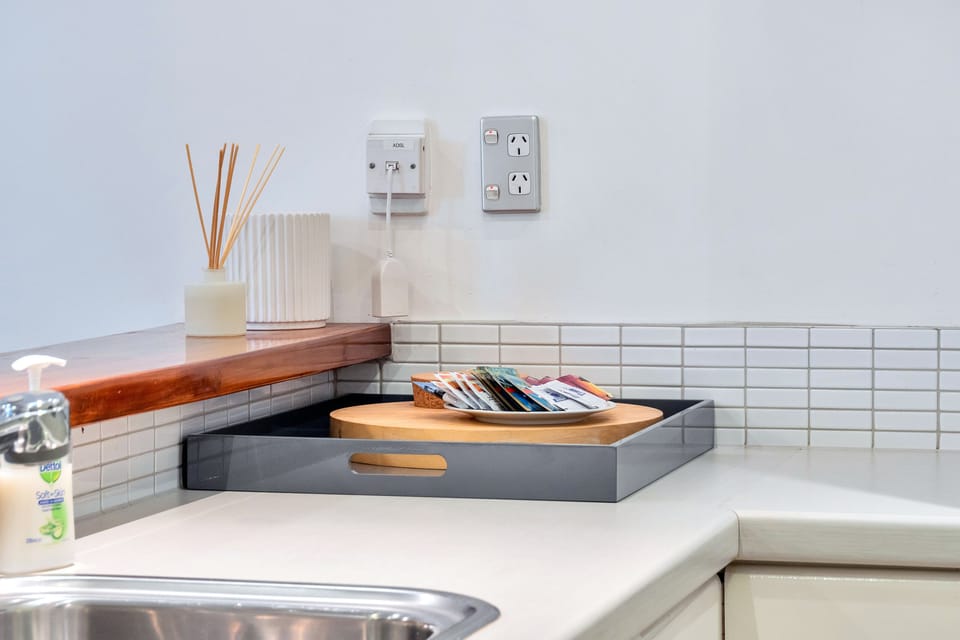 Full-size fridge, microwave, oven, stovetop