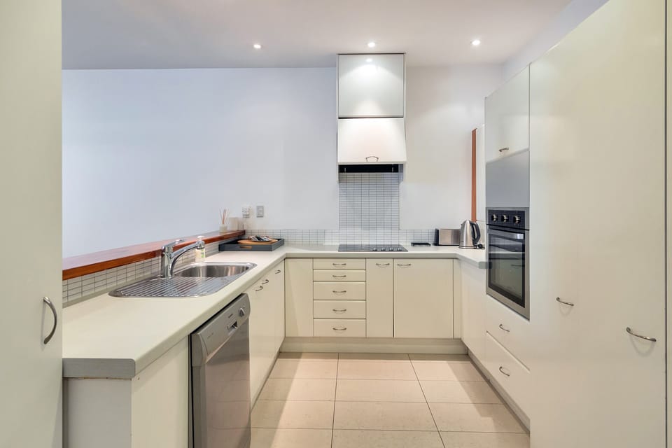 Full-size fridge, microwave, oven, stovetop
