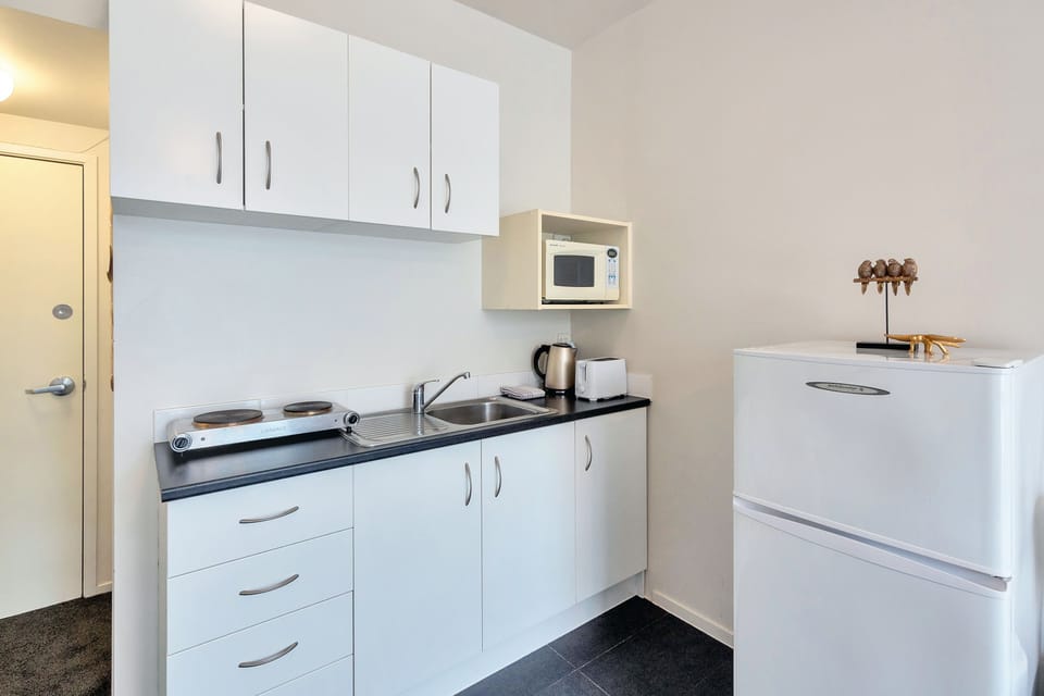Studio, 1 Queen Bed | Private kitchenette | Fridge, microwave, electric kettle