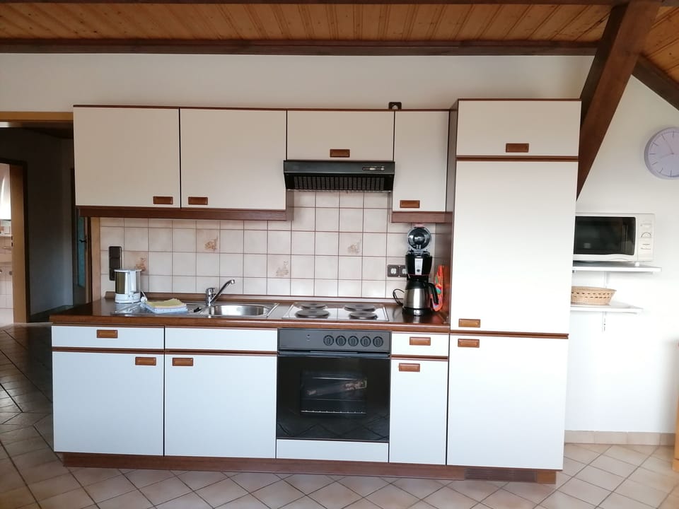House | Private kitchen | Fridge, microwave, oven, stovetop