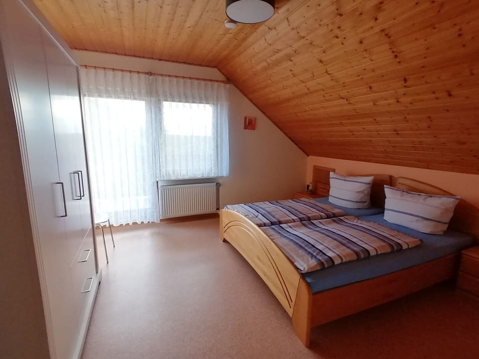 House | 2 bedrooms, desk, free WiFi, bed sheets