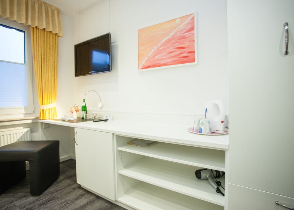 Single Room | Living area | 42-inch TV with cable channels