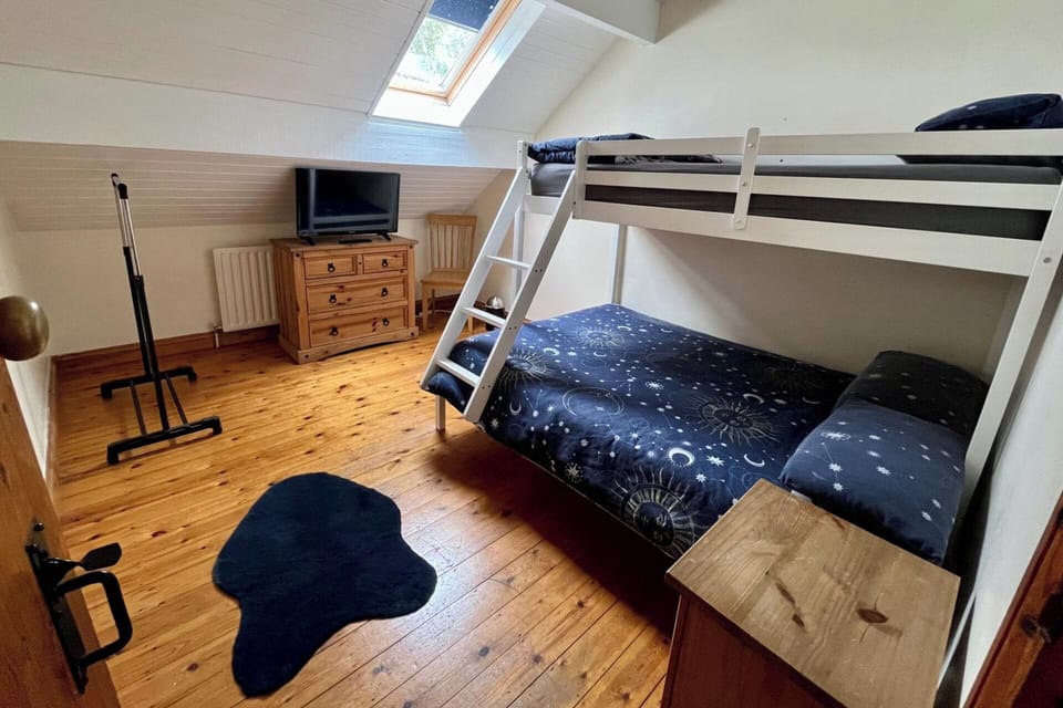 4 bedrooms, iron/ironing board, WiFi (free), bed sheets