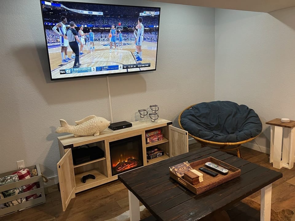 kick back and entertain with board games, game console, netflix cable, wifi etc.