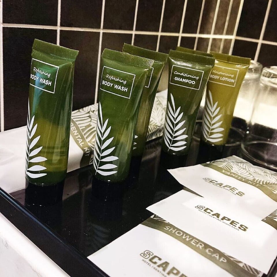 Shower, hydromassage showerhead, free toiletries, hair dryer