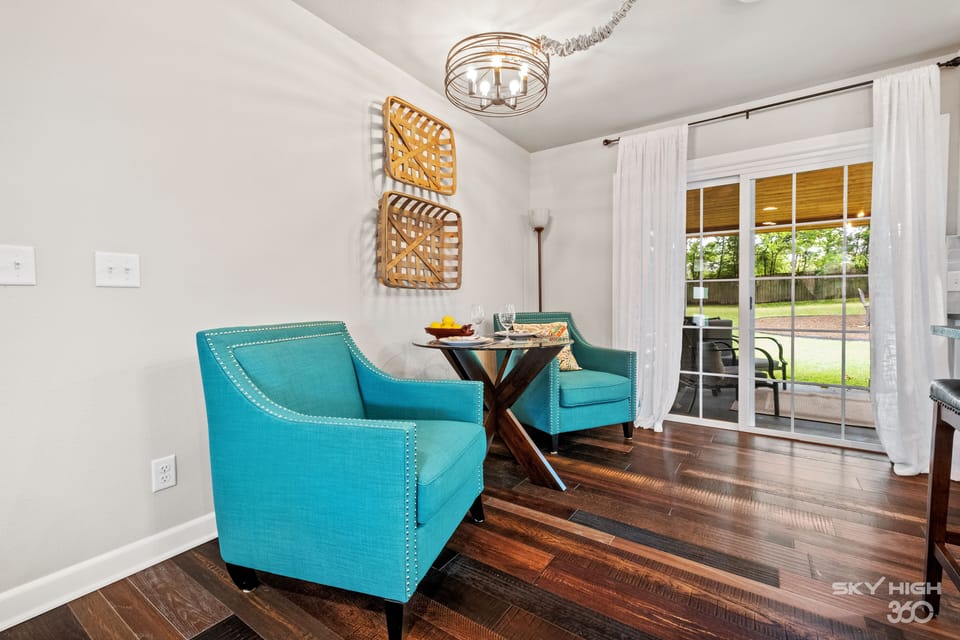 breakfast nook; sitting area 