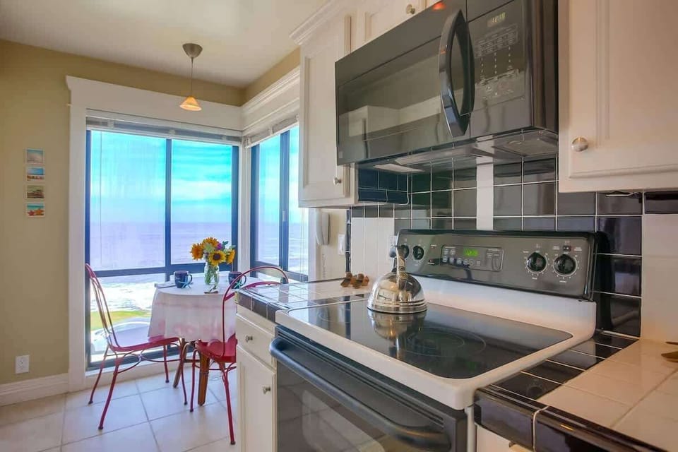Fully equipped kitchen.