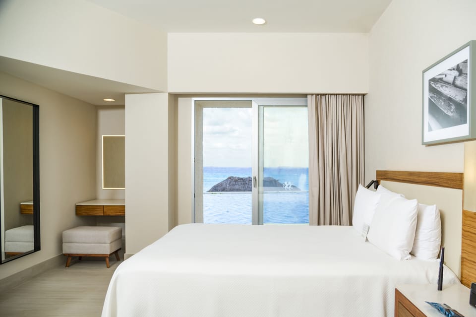 Swim up Double Oceanfront Only Adults | In-room safe, iron/ironing board, WiFi, bed sheets