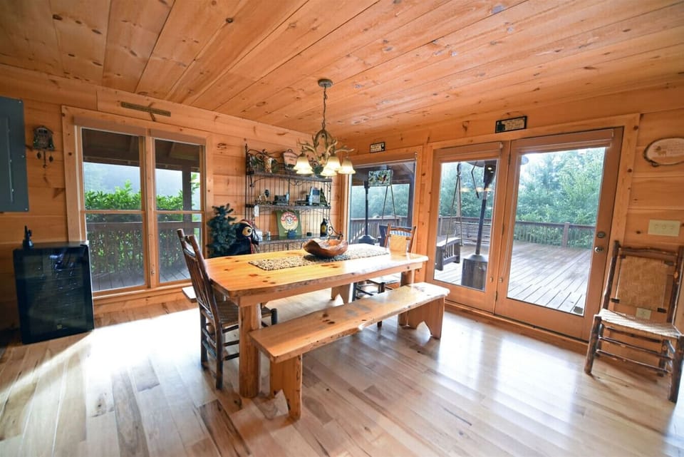 Suches Cabin Rental with Hot tub, Wifi and custom outdoor fire pit