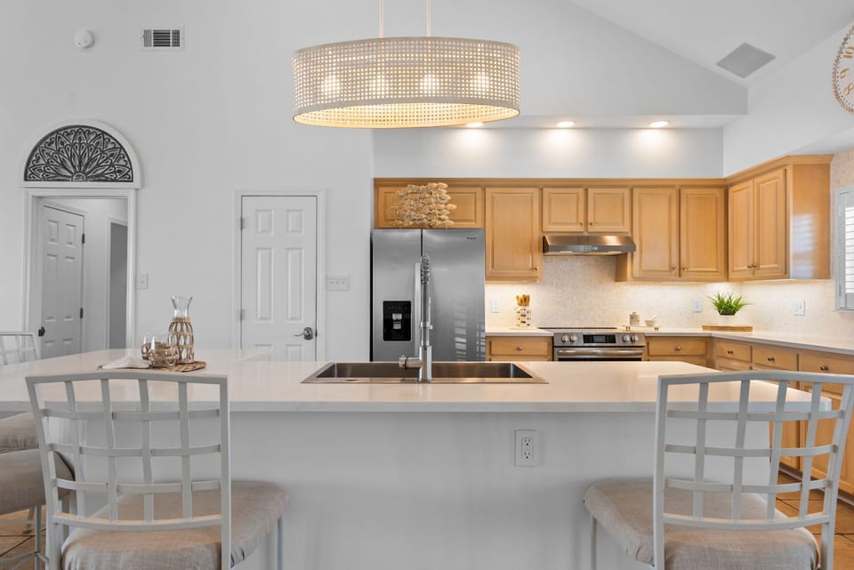 Dauphin Charm Kitchen with Island and Seating
