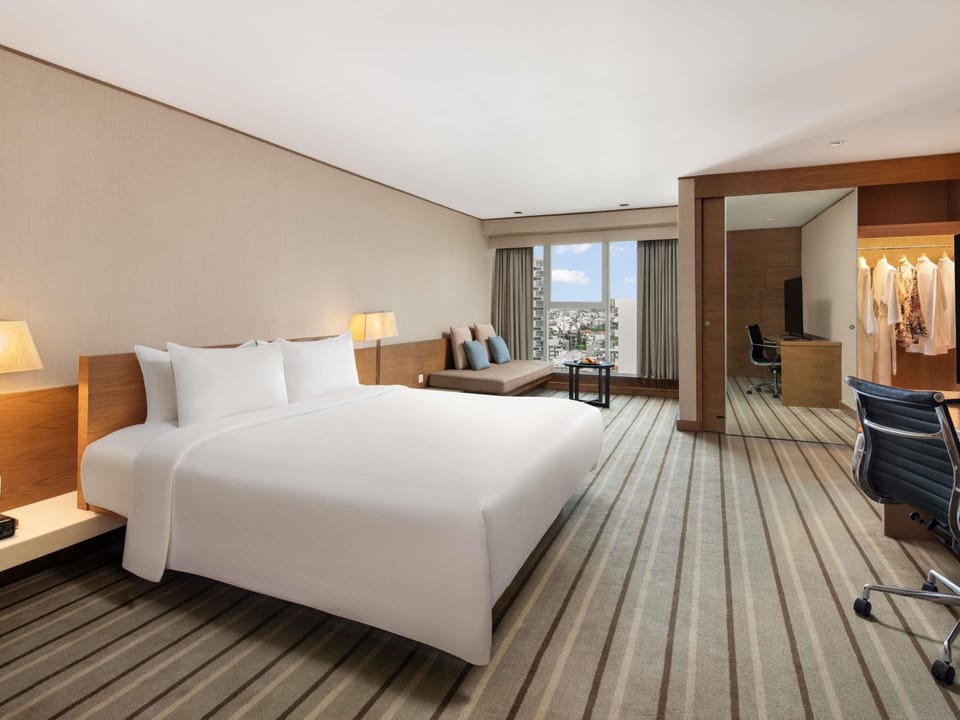 Studio, 1 King Bed (Suite) | In-room safe, desk, blackout drapes, iron/ironing board